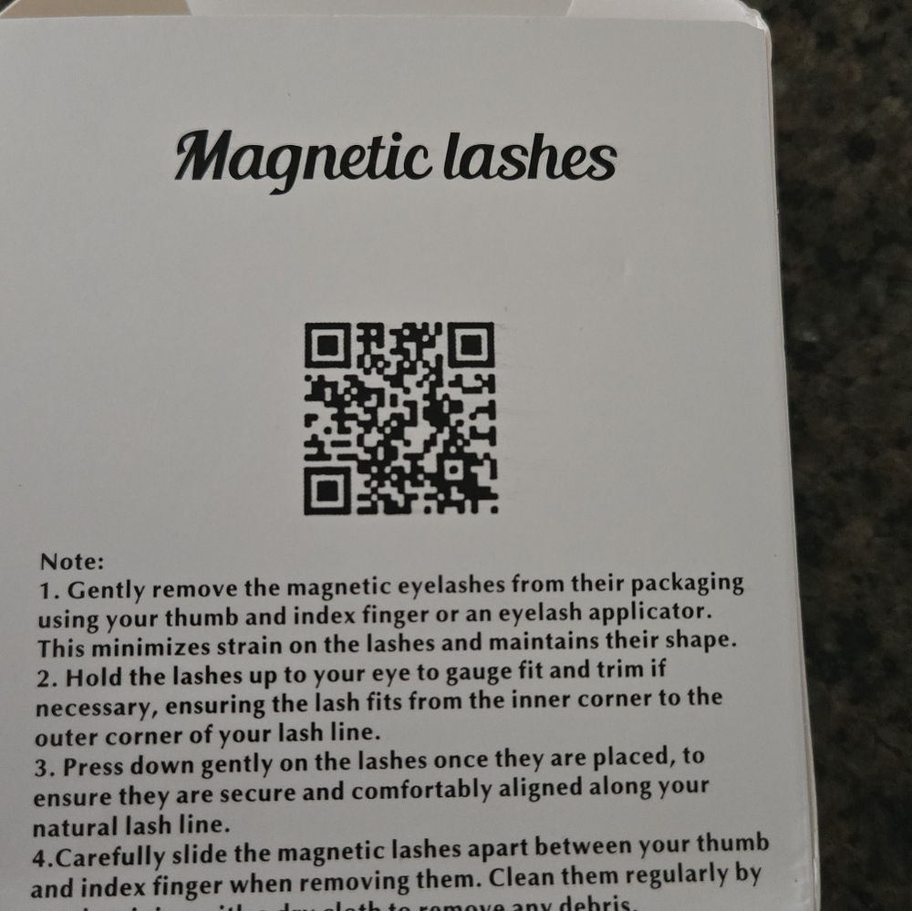 Black Magnetic False Eyelashes in Compact Case - Picture 4 of 8